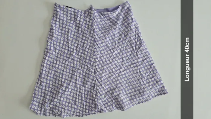 Jupe violette fleurie