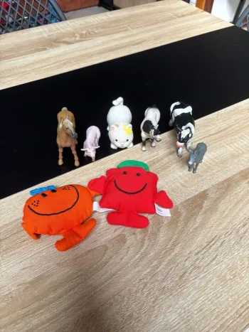 Figurine animaux et peluches offerte