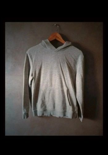 Sweet à capuche garçon 12 ans. H&M.