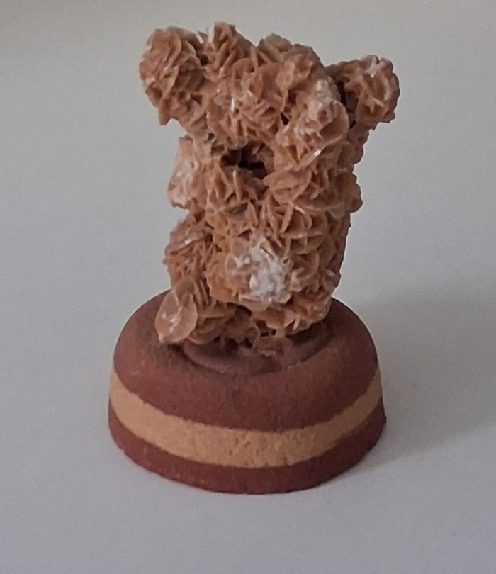 Roche minérale rose des sables sur un socle en pierre - photo numéro 4