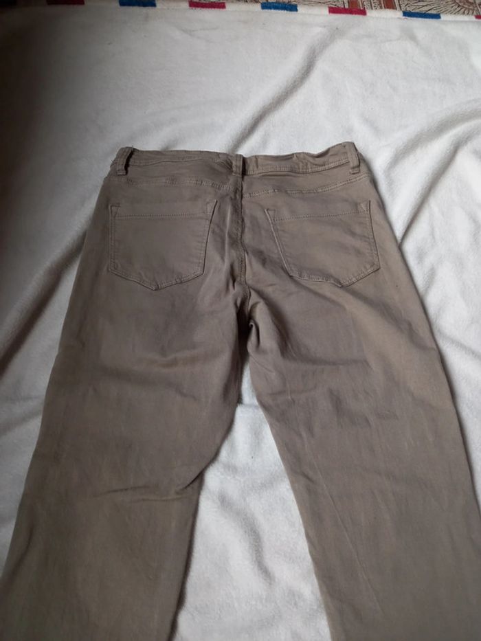 Pantalon kaki clair avec petites franges aux chevilles - photo numéro 5