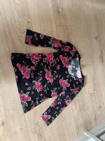 T-shirt noir à fleurs