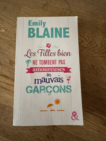 Livre Les filles bien ne tombent pas amoureuses des mauvais garçons