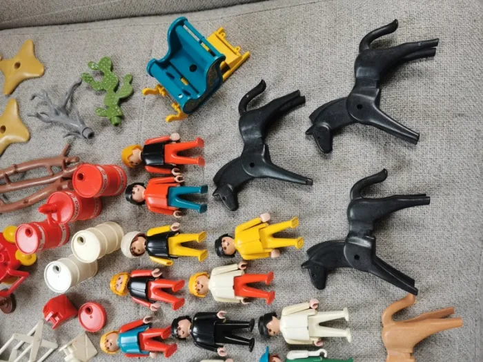Gros lot 81 accessoires personnages et chevaux playmobil geobra vintage 1974 - photo numéro 2