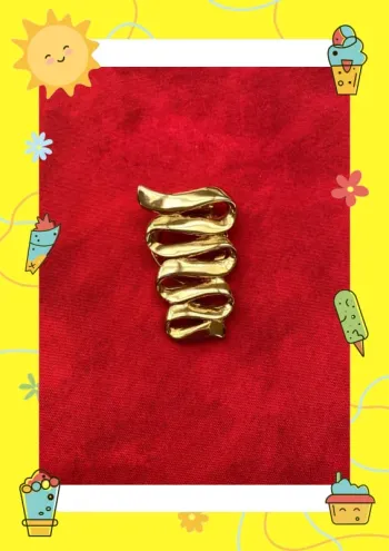Broche dorée en serpentin