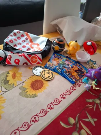 Magnifique lot de pokeball avec sacoche plus ceinture plus cartes non officiel