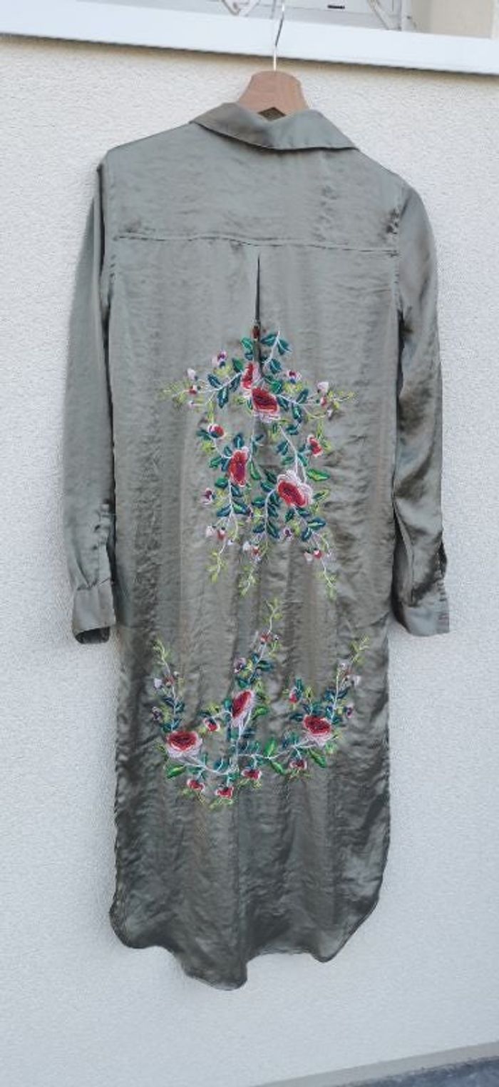 Chemise longue robe kaki fleur brodée