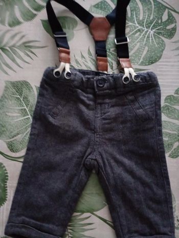 Pantalon gris foncé avec bretelles 