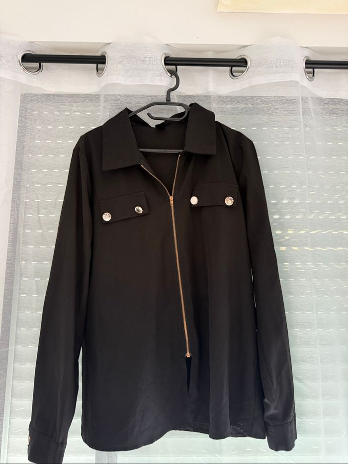Chemise noire Shein avec boutons et fermeture dorés - Taille M