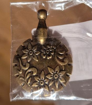 Pendentif metal rond fleuri