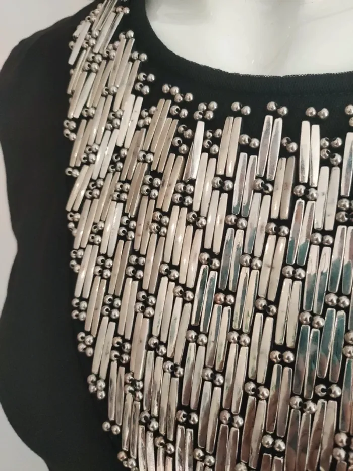 Robe moulante noire, dos nu avec plastron a l'avant - photo numéro 4