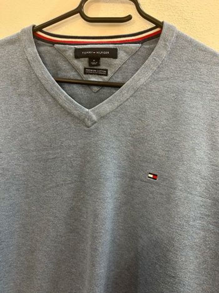 Pull tommy Hilfiger bleu col V - photo numéro 2
