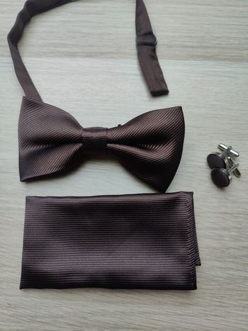Nœud papillon marron + boutons de manchettes + mouchoir de pochette 