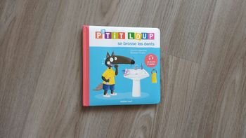 Petit loup se brosse les dents