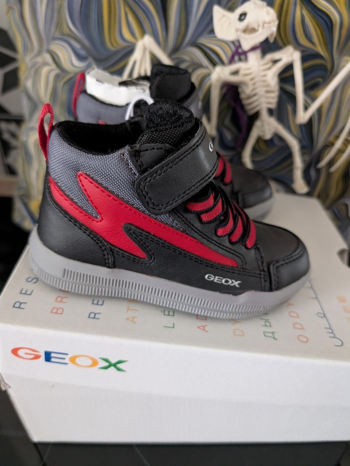 Baskets garçon. Taille 24. Neuf. Geox