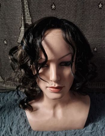 Perruque bouclés noir avec mèches coloré