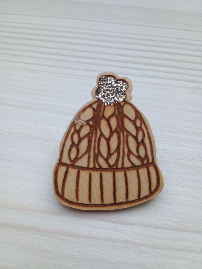 Pin's en bois bonnet d'hiver - photo numéro 2
