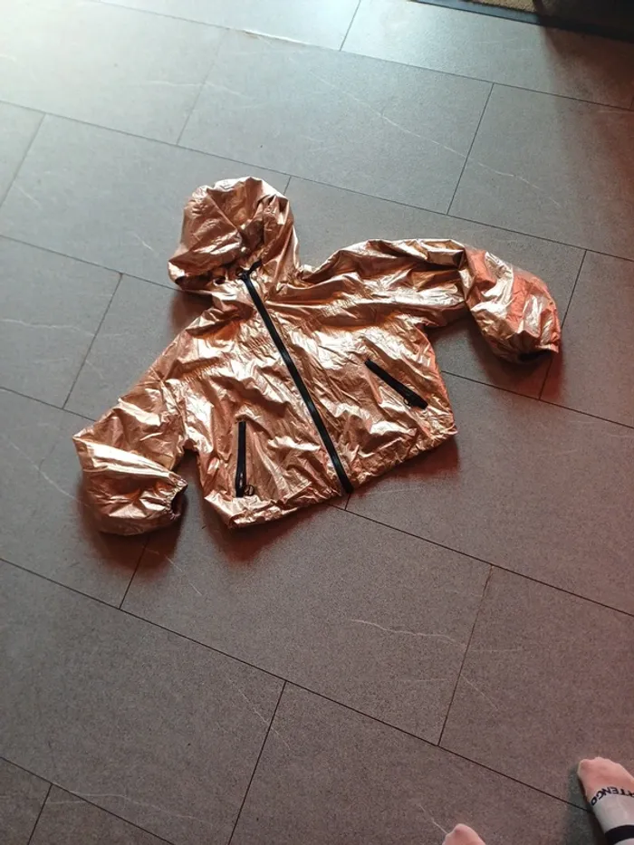 Très jolie veste légère courte capuche M