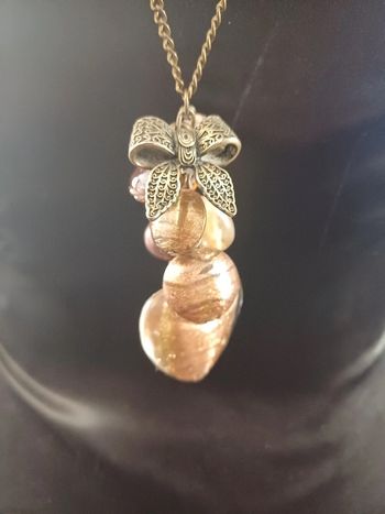 Sautoir marron, Nœud et coeur