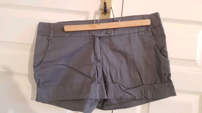 Short gris taille 12 (40)