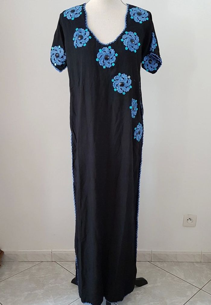 Djellaba noire et bleue