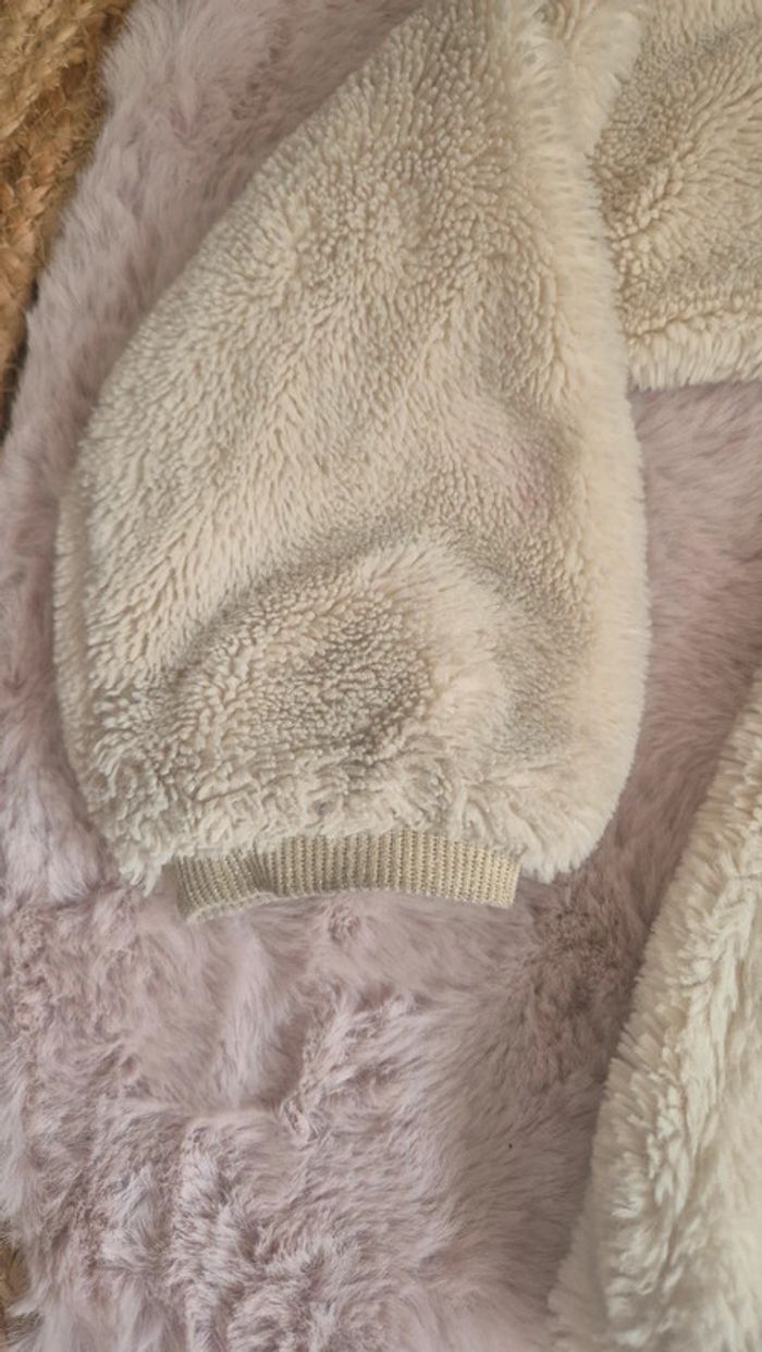 Veste courte à capuche en fausse fourrure crème Kiabi 💫 12 ans - photo numéro 2