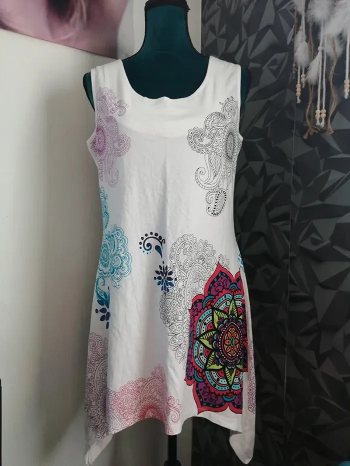 Tunique blanche sans manches asymétrique avec motifs mandala, rosace / coton du monde / (42)
