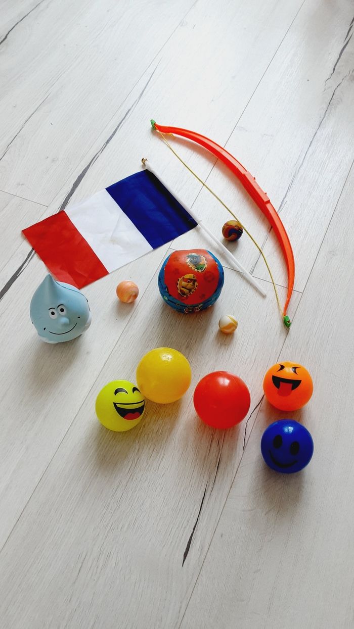 Lot de 12 jouets divers balles boules