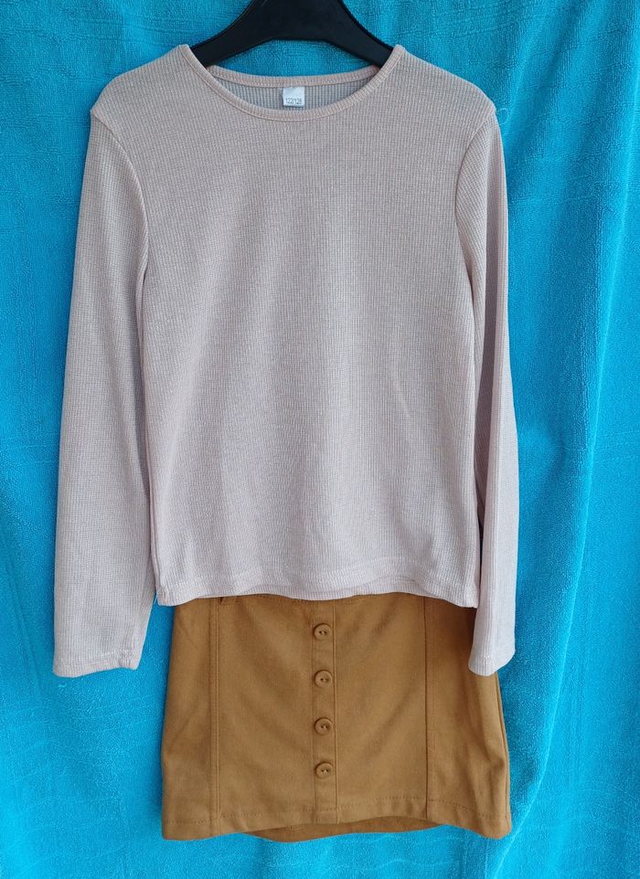 Joli ensemble jupe et tee-shirt manches longues - photo numéro 2