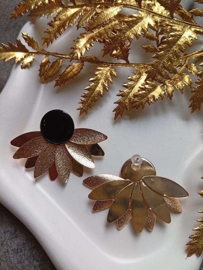 Boucles d'oreilles fleur noir et pétales de feuilles dorées - photo numéro 2