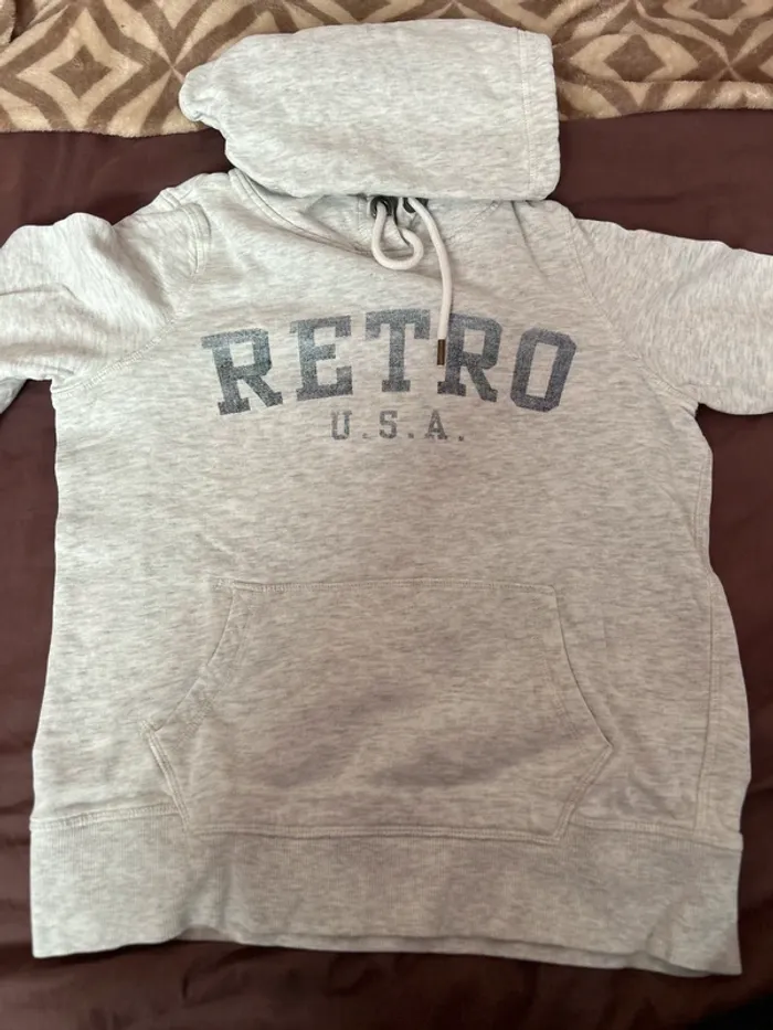 Sweat à capuche gris