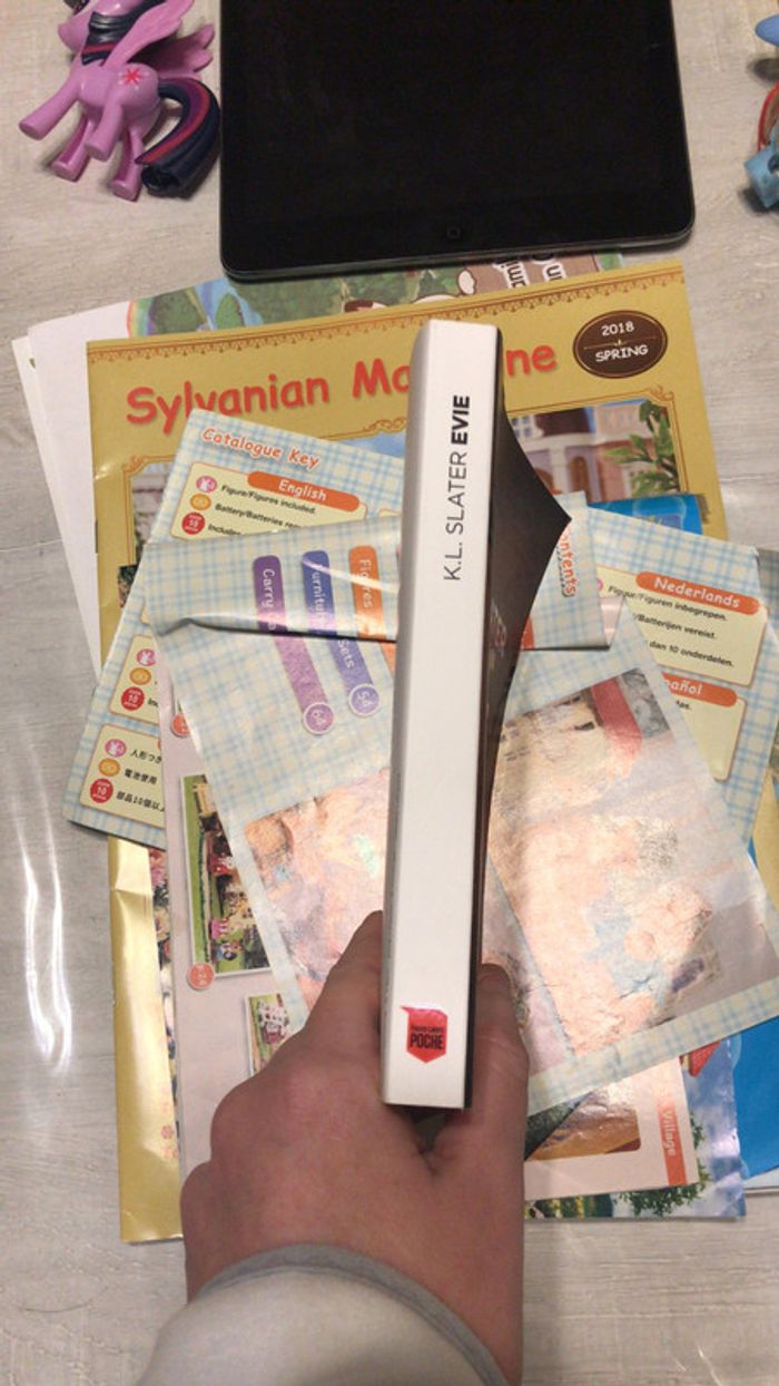 Évie Ne la quittez pas des yeux - photo numéro 2