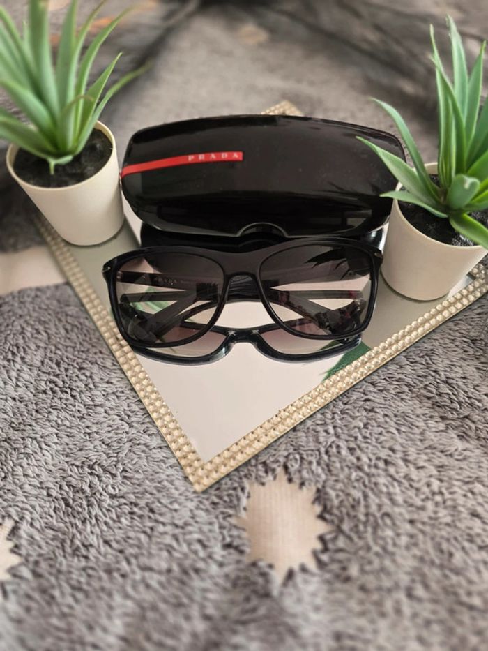 Jolie paire de lunette Prada - photo numéro 2