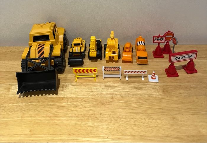 Lot de 6 véhicules de chantier + panneaux de chantier