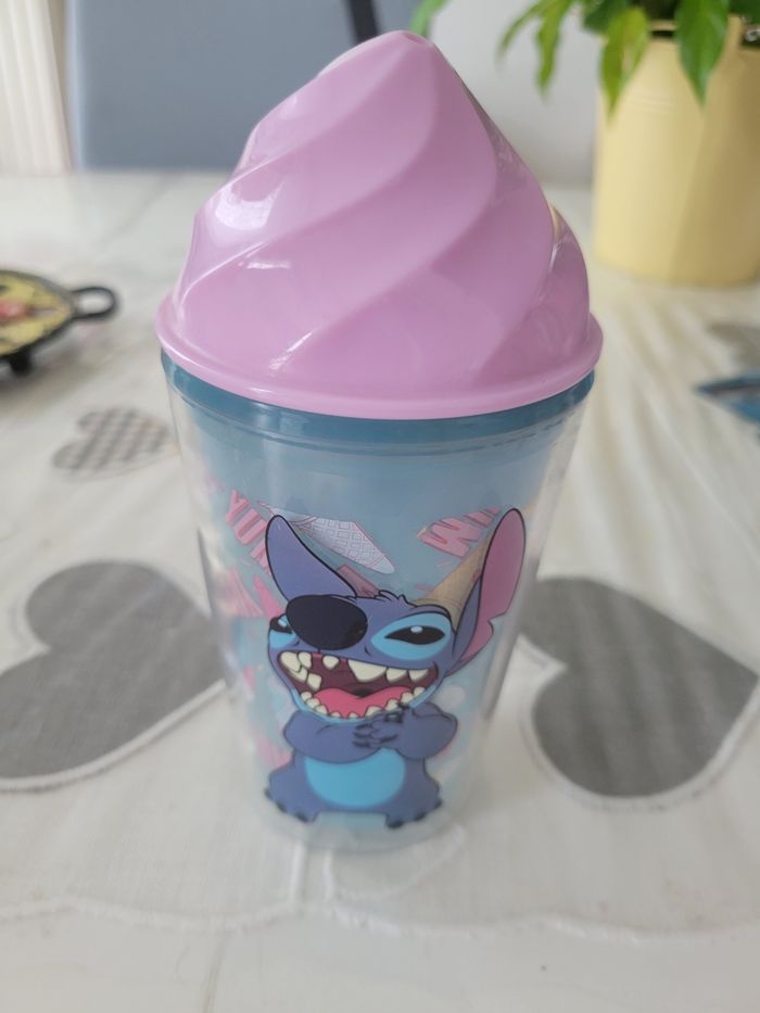 Grand verre plastique stitch avec couvercle pour paille - photo numéro 2