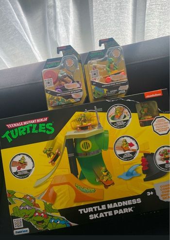 Skatepark Tortues Ninja + 2 figurines avec accessoires – Neuf