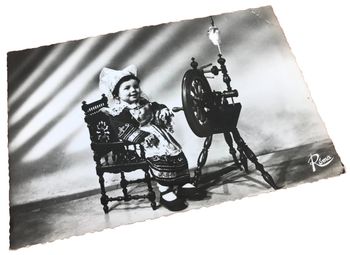 Carte postale ancienne Bretagne Petite Bretonne portant son premier costume de Pont Aven