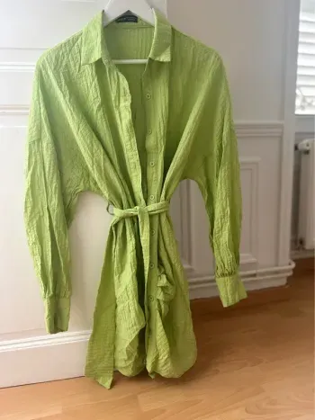 Robe chemise verte avec ceinture