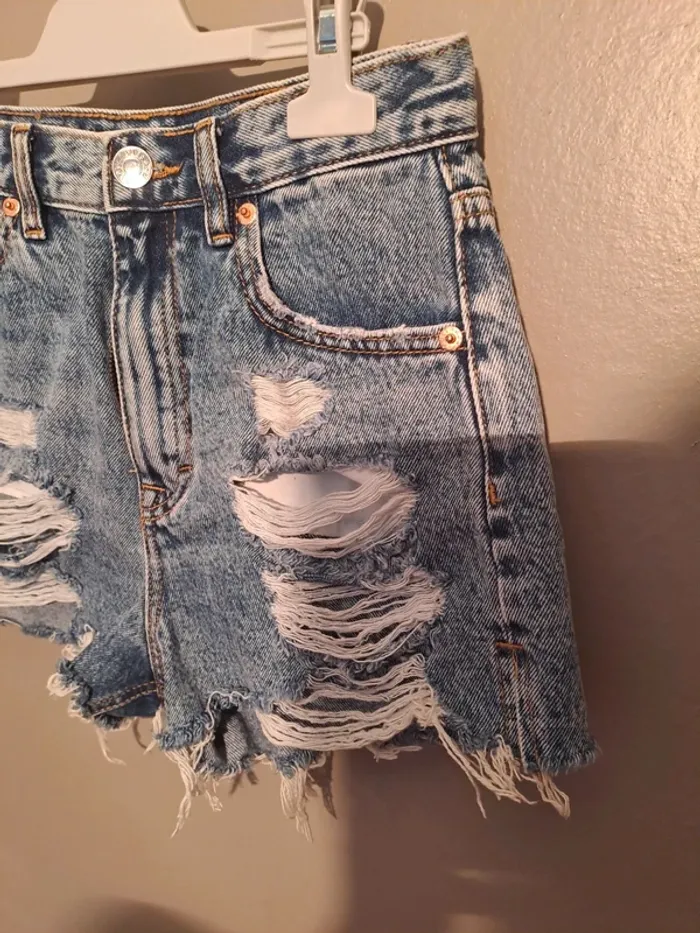 Short en jean troué bleu - Marque Pull&bear - Taille 34 - Parfait état. - photo numéro 4
