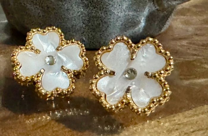Boucles d’oreilles trèfles nacrées blanches cristal acier inoxydable or - photo numéro 3