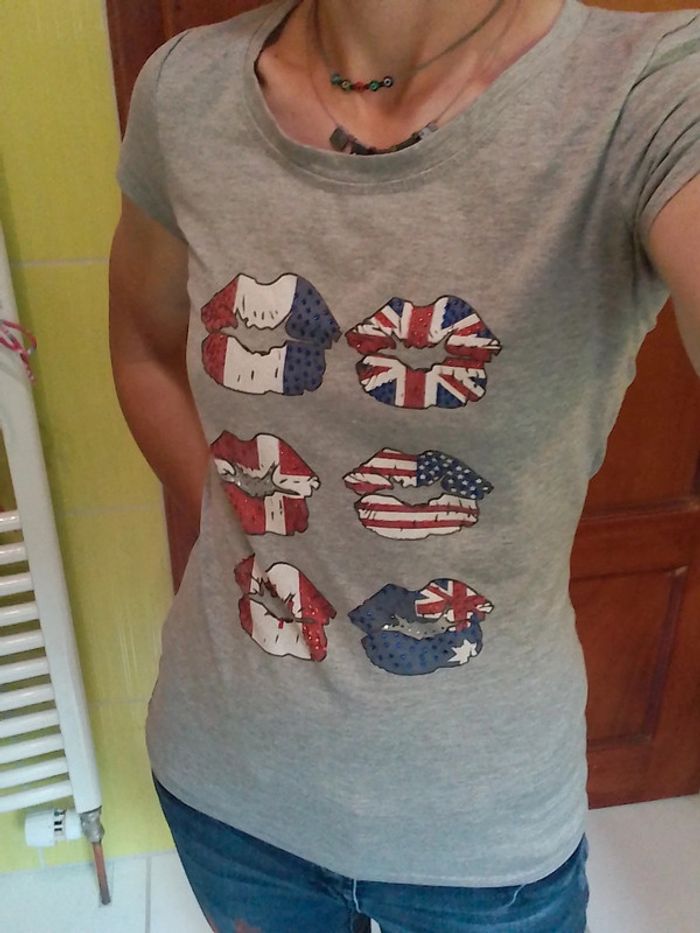 T-shirt gris femme motif drapeaux sur lèvres - photo numéro 2