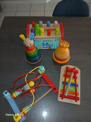 Lot de jouets en bois