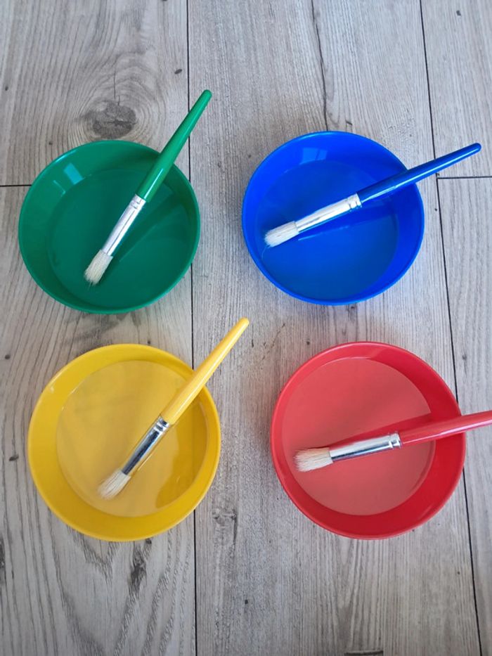 Kit activités sensorielles couleurs peinture avec les bols et pinceaux