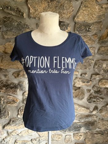 T-shirt bleu marine avec écriture blanche