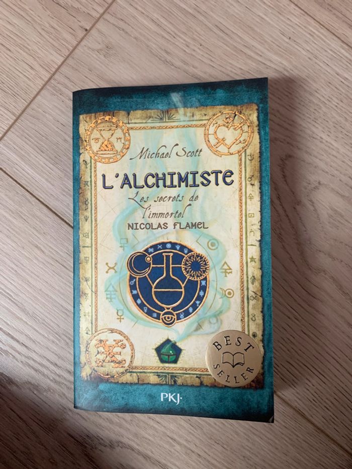 Livre L'alchimiste : Les secrets de l'immortel Nicolas Flamel • Michael Scott - photo numéro 2