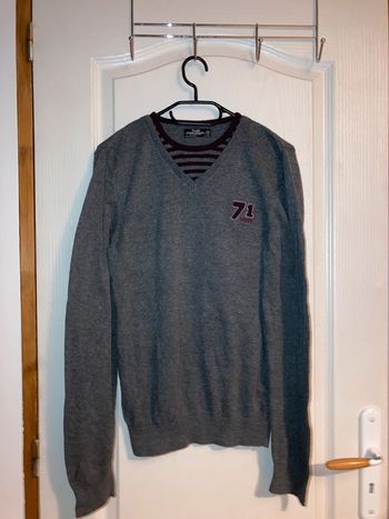 Pull gris avec détails bordeaux