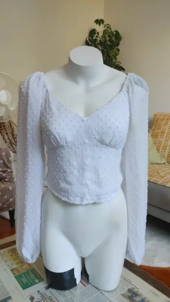 Blouse blanche à pois texturé manche légèrement bouffante décolleté