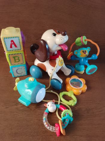 lot jouets d'éveil cubes chien à tirer hochets ect