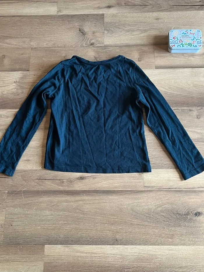 Je vend un haut manche longue fille taille 5 ans 108-113cm très bon état - photo numéro 2