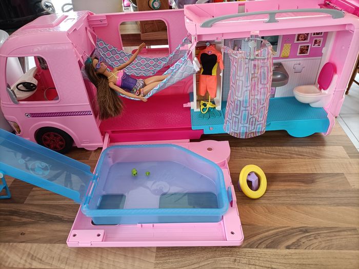 Magnifique Camping car rose Barbie Dream Camper +1 jolie Barbie+ nombreux accessoires - photo numéro 3